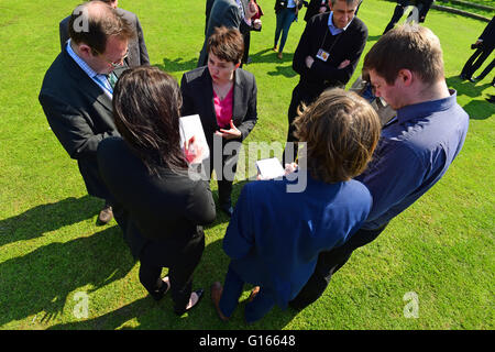 Edinburgh, Schottland, Vereinigtes Königreich, 10, Mai 2016. Schottische konservative Führer Ruth Davidson im Gespräch mit Journalisten außerhalb des schottischen Parlaments, Credit: Ken Jack / Alamy Live News Stockfoto