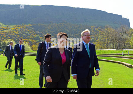 Edinburgh, Schottland, Vereinigtes Königreich, 10, Mai 2016. Schottische konservative Führer Ruth Davidson und ihr Stellvertreter Jackson Carlaw im Bild vor dem Hintergrund der Edinburghs Salisbury Crags, neben dem schottischen Parlament, Credit: Ken Jack / Alamy Live News Stockfoto