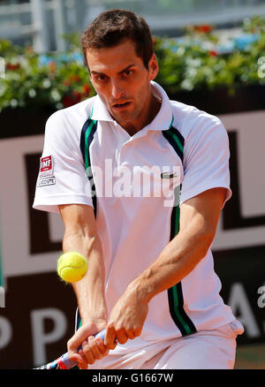 Rom, Italien. 10. Mai 2016. Albert Ramos-Vinolas von Spanien kehrt den Ball beim ersten Vorrundenspiel am Italian Open Tennisturnier BNL2016 gegen Tomas Berdych aus Tschechien auf dem Foro Italico in Rom, Italien, 10. Mai 2016 Credit: Agnfoto/Alamy Live-Nachrichten Stockfoto