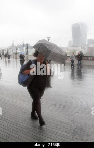 Wimbledon London, UK. 10. Mai. Fußgänger, die bergende unter Sonnenschirmen auf London am Fluss eines nassen Regentag im Gegensatz zu dem heißen Wetter erlebt in den letzten paar Tagen Credit: Amer Ghazzal/Alamy Live-Nachrichten Stockfoto