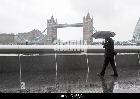 Wimbledon London, UK. 10. Mai. Fußgänger, die bergende unter Sonnenschirmen auf London am Fluss eines nassen Regentag im Gegensatz zu dem heißen Wetter erlebt in den letzten paar Tagen Credit: Amer Ghazzal/Alamy Live-Nachrichten Stockfoto