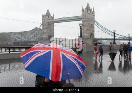 Wimbledon London, UK. 10. Mai. Fußgänger, die bergende unter Sonnenschirmen auf London am Fluss eines nassen Regentag im Gegensatz zu dem heißen Wetter erlebt in den letzten paar Tagen Credit: Amer Ghazzal/Alamy Live-Nachrichten Stockfoto