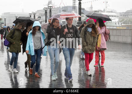 Wimbledon London, UK. 10. Mai. Fußgänger, die bergende unter Sonnenschirmen auf London am Fluss eines nassen Regentag im Gegensatz zu dem heißen Wetter erlebt in den letzten paar Tagen Credit: Amer Ghazzal/Alamy Live-Nachrichten Stockfoto