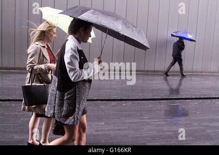 Wimbledon London, UK. 10. Mai. Fußgänger, die bergende unter Sonnenschirmen auf London am Fluss eines nassen Regentag im Gegensatz zu dem heißen Wetter erlebt in den letzten paar Tagen Credit: Amer Ghazzal/Alamy Live-Nachrichten Stockfoto