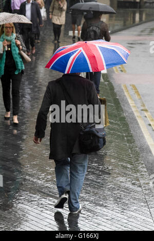 Wimbledon London, UK. 10. Mai.  Fußgänger, die bergende unter Sonnenschirmen auf London am Fluss eines nassen Regentag im Gegensatz zu dem heißen Wetter erlebt in den letzten paar Tagen Credit: Amer Ghazzal/Alamy Live-Nachrichten Stockfoto