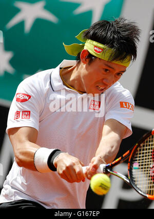 Rom, Italien. 10. Mai 2016.  Kei Nishikori Japans kehrt den Ball im zweiten Vorrundenspiel der Italian Open Tennisturnier BNL2016 gegen Viktor Troicki Serbiens auf dem Foro Italico in Rom, Italien, 10. Mai 2016 Credit: Agnfoto/Alamy Live-Nachrichten Stockfoto