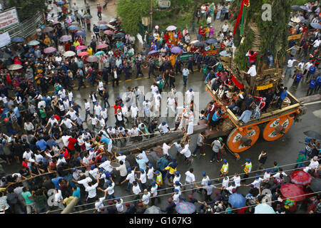 Lalitpur, Nepal. 10. Mai 2016. Anhänger ziehen den Wagen von Rato Macchindranath Rato Machhindranath Festival in Lalitpur, Nepal, 10. Mai 2016. Der Hindu Legende ist der Gott des Regens Rato Machhindranath genannt. Das monatelange Rato Machhindranath Festival beginnt mit dem Bau der Wagen in Pulchowk und endet mit dem Bhoto Jatra-Festival in Jawalakhel Patan. Es wird von Buddhisten und Hindus der Newar Gemeinschaft gefeiert, mit Streitwagen zu verschiedenen Orten in der Stadt Patan in der Hoffnung auf gute Regen und Wohlstand. Bildnachweis: Pratap Thapa/Xinhua/Alamy Live Ne Stockfoto