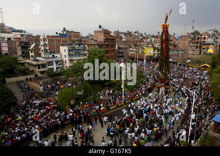 Lalitpur, Nepal. 10. Mai 2016. Anhänger ziehen den Wagen von Rato Macchindranath Rato Machhindranath Festival in Lalitpur, Nepal, 10. Mai 2016. Der Hindu Legende ist der Gott des Regens Rato Machhindranath genannt. Das monatelange Rato Machhindranath Festival beginnt mit dem Bau der Wagen in Pulchowk und endet mit dem Bhoto Jatra-Festival in Jawalakhel Patan. Es wird von Buddhisten und Hindus der Newar Gemeinschaft gefeiert, mit Streitwagen zu verschiedenen Orten in der Stadt Patan in der Hoffnung auf gute Regen und Wohlstand. Bildnachweis: Pratap Thapa/Xinhua/Alamy Live Ne Stockfoto