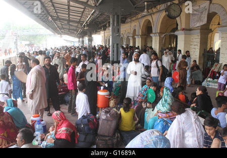 Passagiere sitzen im Zug am Bahnsteig besorgt, da Züge aus ihrer ursprünglichen Zeitplänen durch Störung an flussaufwärts in der Nähe Jamshoro, Cantt Station in Karachi auf Dienstag, 10. Mai 2016 verspäten. Stockfoto