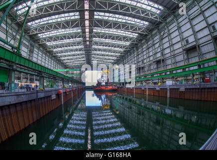 Wismar, Deutschland. 10. Mai 2016. Das leere Schiffbau Dock der Werft in Wismar, Deutschland, 10. Mai 2016. Zuvor mehrere Schiffbau Verträge für den Bau von Kreuzfahrtschiffen in der Lloyd-Werft in Bremen, Wismar, Rostock und Stralsund für die nächsten Jahre unterzeichnet wurden. Der malaysische Genting Group fügt mehrere Kreuzfahrtschiffe in ihre Flotte mit Hilfe von deutschen Werften. Die Gruppe bestellt zehn Schiffe. Foto: JENS Büttner/Dpa/Alamy Live News Stockfoto