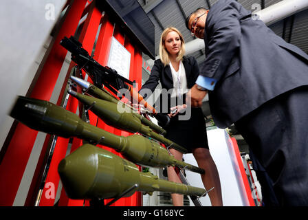 Amman, Jordanien. 10. Mai 2016. Aussteller und Besucher besuchen die Sonderausstellung Operationen Kräfte und Konferenz (SOFEX) in Amman, Jordanien, am 10. Mai 2016. Bildnachweis: Mohammad Abu Ghosh/Xinhua/Alamy Live-Nachrichten Stockfoto