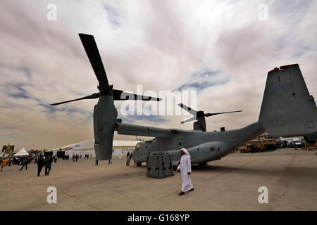 Amman, Jordanien. 10. Mai 2016. Aussteller und Besucher besuchen die Sonderausstellung Operationen Kräfte und Konferenz (SOFEX) in Amman, Jordanien, am 10. Mai 2016. Bildnachweis: Mohammad Abu Ghosh/Xinhua/Alamy Live-Nachrichten Stockfoto