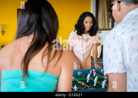 Zwei Frauen und eine Partie Tischfußball Stockfoto