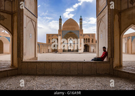 Agha Bozorg Moschee ist eine historische Moschee in Kashan, Iran. Die Moschee wurde im späten 18. Jahrhundert von Meister-Mimar Ustad Haj Sa'ban-Ali gebaut. Die Moschee und die theologische Schule befindet sich im Zentrum der Stadt. Stockfoto