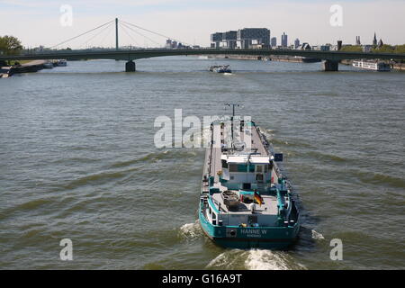 Frachtschiff auf dem Rhein bei Köln Stockfoto