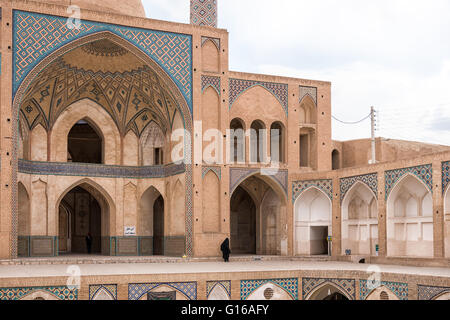 Agha Bozorg Moschee ist eine historische Moschee in Kashan, Iran. Die Moschee wurde im späten 18. Jahrhundert von Meister-Mimar Ustad Haj Sa'ban-Ali gebaut. Die Moschee und die theologische Schule befindet sich im Zentrum der Stadt. Stockfoto