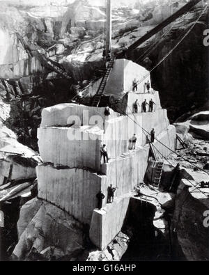 Pyramidenförmige Masse aus Granit, die Unterstützung einer großen Derrick in der Mitte. Barre, Vermont ist der selbsternannte "Granit Zentrum der Welt." Ursprünglich gegründet mit der Entdeckung des riesigen Granit-Einlagen bei Millstone Hill bald nach dem Krieg von 1812, die gr Stockfoto