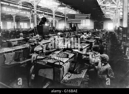 Titel: Artillerie Fahrzeuge - intensive Abteilung, American Car & Foundry Company, Detroit, Michigan. Zeigen Frauen Mitarbeiter in Kampfmittel Pflanzen während des ersten Weltkrieges. U.S. Army Signal Corps Foto ca. 1914/18. Während des ersten Weltkriegs begann Frauen Stockfoto