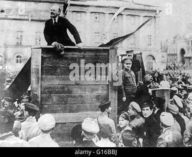 Lenin, die Adressierung von russischer Soldaten der polnischeArmee, Petrograd, Russland, 1920 kämpfen. Leon Trotsky und Lev Borisovich Kamenev stehen auf der rechten Seite. Vladimir Ilyich Lenin (22. April 1870 - 21. Januar 1924) war eine russische marxistische revolutionäre, kommunistischen pol Stockfoto