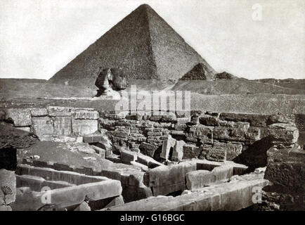 Bildunterschrift: "Sphinx und die Pyramiden, aufgenommen im Jahre 1887." Die Nekropole von Gizeh (Pyramiden von Gizeh) ist eine archäologische Stätte auf dem Gizeh-Plateau, am Stadtrand von Kairo, Ägypten. Dieser Komplex der antiken Monumente gehören die drei Pyramide komplexe genannt Stockfoto