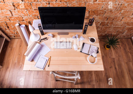 Schreibtisch mit verschiedenen Gadgets und Bürobedarf. Studio gedreht. Stockfoto