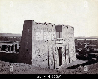 Berechtigt: "Pylonen geschmückt mit Flachrelief der Tempel des Horus an Edfou, Ägypten" um 1856-1860 von Francis Frith fotografiert. Der Tempel von Edfu ist ein antiker ägyptischer Tempel befindet sich am Westufer des Nils in der Stadt Edfu, die in G bekannt war Stockfoto