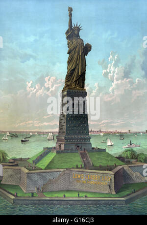 Die Freiheitsstatue ist eine kolossale neoklassische Skulptur auf Liberty Island im New Yorker Hafen, von Frédéric Bartholdi entworfen und am 28. Oktober 1886 geweiht. Die Statue, ein Geschenk an die Vereinigten Staaten von den Franzosen, ist von einer wogenden weibliche figu Stockfoto