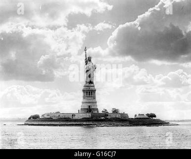 Die Freiheitsstatue ist eine kolossale neoklassische Skulptur auf Liberty Island im New Yorker Hafen, von Frédéric Bartholdi entworfen und am 28. Oktober 1886 geweiht. Die Statue, ein Geschenk an die Vereinigten Staaten von den Franzosen, ist von einer wogenden weibliche figu Stockfoto