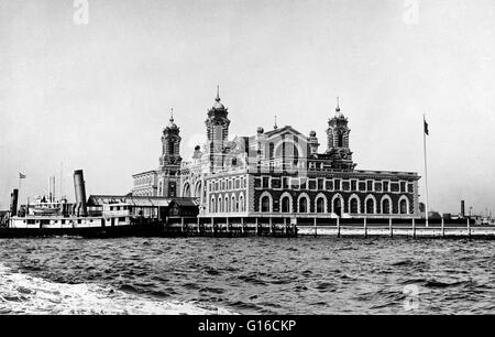 In den 35 Jahren vor Ellis Island eröffnet hatte mehr als 8 Millionen Einwanderern in New York nur über die Bucht von New York State Beamten im Schloss Garten Einwanderung Depot in lower Manhattan, verarbeitet. Die Bundesregierung nahm contro Stockfoto