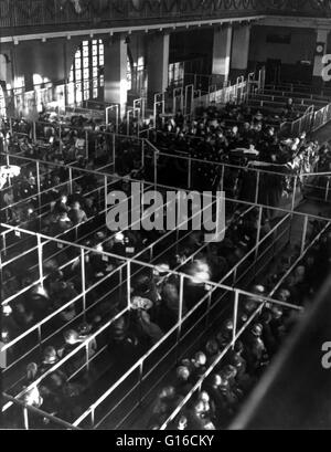 Unter dem Titel: "Emigranten in Stifte auf Ellis Island, New York, wahrscheinlich auf oder in der Nähe von Weihnachten, beachten Sie die Dekorationen, 1906." In den 35 Jahren vor Ellis Island eröffnet hatte mehr als 8 Millionen Einwanderern in New York von New York State Officia verarbeitet wurden Stockfoto