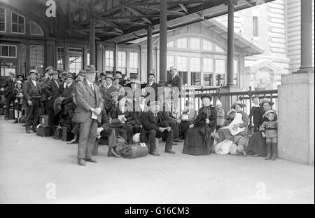 In den 35 Jahren vor Ellis Island eröffnet hatte mehr als 8 Millionen Einwanderern in New York nur über die Bucht von New York State Beamten im Schloss Garten Einwanderung Depot in lower Manhattan, verarbeitet. Die Bundesregierung nahm contro Stockfoto