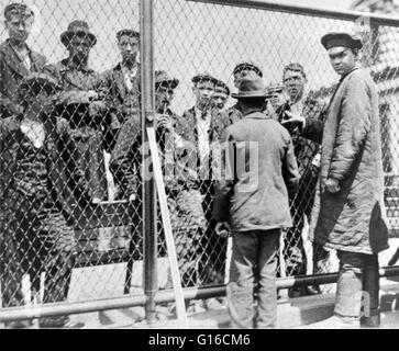 Unter dem Titel; "Haft Stift am Dach des Hauptgebäudes wo Auswanderer für Abschiebung statt kann bei schönem Wetter gehen." In den 35 Jahren vor Ellis Island eröffnet, mehr als 8 Millionen Einwanderern in New York hatte verarbeitet wurde von den New York State Beamten ein Stockfoto