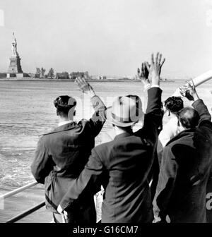 Titel: "Teil einer Gruppe von 171 Ausländer illegal in das Land winken, die Statue of Liberty von der Coast Guard Cutter, der ihnen von Ellis Island zu den Linien nach Hause nahm Schiff Argentinien in Hoboken für Abschiebung." In den 35 Jahren vor Ellis Stockfoto