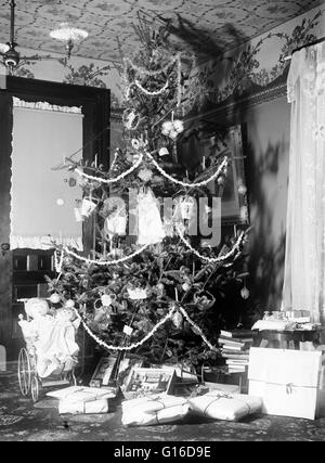 Unter dem Titel: "Christmas Tree in Wright Home, 7 Hawthorn Street, Dayton, Ohio", 1900. Einer der Hauptgründe warum wir haben die Gewohnheit des Gebens und Nehmens Geschenke zu Weihnachten, erinnern uns an die Geschenke der weisen Jesus gegeben ist: Weihrauch, G Stockfoto