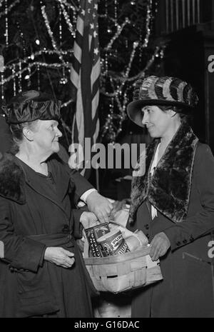 Berechtigt: "Mrs Coolidge im Heilsarmee" First Lady Grace Coolidge mit Nahrungsmittelrationen vor Weihnachten Baum zeigen. Grace Anna Goodhue Coolidge (3. Januar 1879 - 8. Juli 1957) war die Ehefrau von Calvin Coolidge und First Lady der Vereinigten Staaten fr Stockfoto