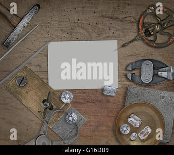Vintage Juwelier Werkzeuge und Diamanten über Holzbank, leere Karte für Ihr Unternehmen Stockfoto