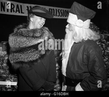 Titel: "Santa Claus und Frau Roosevelt Zentralverband Mission Christmas Party." Eleanor (11. Oktober 1884 - 7. November 1962) war ein US-amerikanischer Politiker. Sie war der dienstälteste First Lady der Vereinigten Staaten, hält die Post f Stockfoto