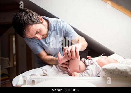 Junger Vater wechselnden Windel um seinen kleinen Sohn baby Stockfoto