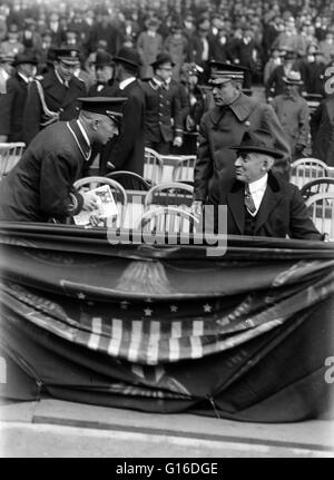 Präsident Harding im Yankee Stadium. Warren Gamaliel Harding (2. November 1865 - 2. August 1923) war der 29. Präsident der Vereinigten Staaten (1921-23), ein Republikaner aus Ohio, der in den Senat von Ohio und dann in den Senat der Vereinigten Staaten diente wo He Pla Stockfoto