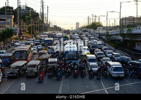 Schwerverkehr während der Hauptverkehrszeit in Quezon City, Philippinen, Manila / PHILIPPINEN, Manila, Verkehr in Quezon City Stockfoto