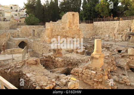 Ausgegrabene archäologische Ruinen der Teich von Bethesda und der byzantinischen Kirche.  Im muslimischen Viertel im alten Jerusalem gelegen. Stockfoto