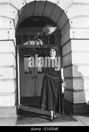 Grace Coolidge und Vogel. Weißes Haus, Washington, D.C. Grace Anna Goodhue Coolidge (3. Januar 1879 - 8. Juli 1957) war die Ehefrau von Calvin Coolidge und First Lady der Vereinigten Staaten von 1923 bis 1929. Sie ist Absolventin der University of Vermont im Jahre 1902 Stockfoto