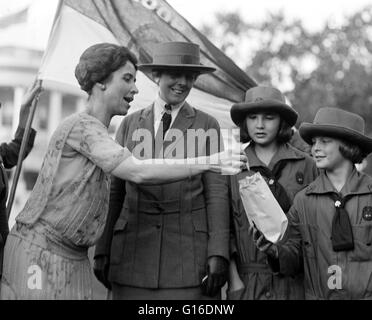 Mrs Coolidge nimmt Cookie von Pfadfinderinnen. Grace Anna Goodhue Coolidge (3. Januar 1879 - 8. Juli 1957) war die Ehefrau von Calvin Coolidge und First Lady der Vereinigten Staaten von 1923 bis 1929. Sie ist Absolventin der University of Vermont im Jahre 1902, wo sh Stockfoto