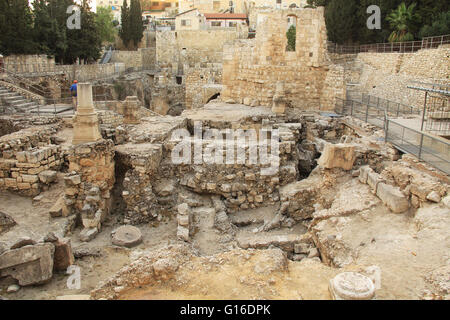 Ausgegrabene archäologische Ruinen der Teich von Bethesda und der byzantinischen Kirche.  Im muslimischen Viertel im alten Jerusalem gelegen. Stockfoto