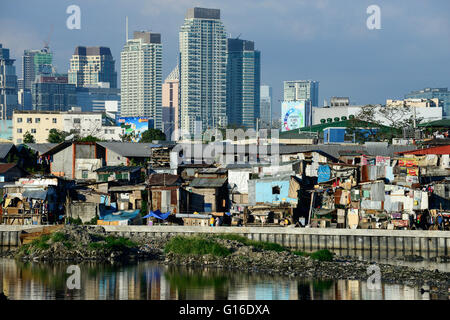 Philippinen, Manila, Pasey, Slum und Bau Apartment-Türme / PHILIPPINEN, Manila, Pasey, Slumhuetten Vor Experimentierfeld Mit Neuen Hochhäusern Stockfoto