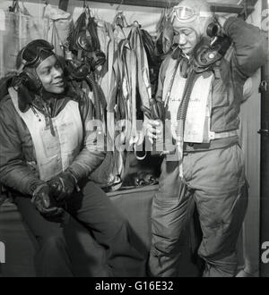 Berechtigt: "Mitglieder des Arbeitskreises 332. Kämpfer in Ramitelli, Italien" zeigt nach links, nach rechts, William A. Campbell, Tuskegee, Alabama, Klasse 42 F; Thurston L. Gaines, Jr., Freeport, NY, Klasse 44-G. Die Tuskegee Airmen wurden die ersten afroamerikanischen militärische Flieger Stockfoto