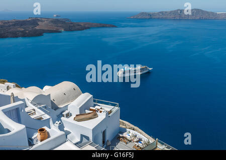 Santorini - Nea Kameni und Thirasia Ansicht Stockfoto