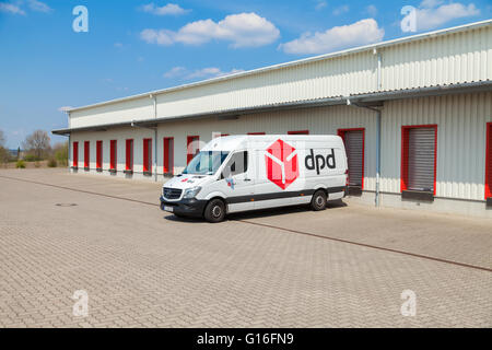 Deutsche Mercedes Benz Transporter von Dpd steht auf Logistik Depot Stockfoto