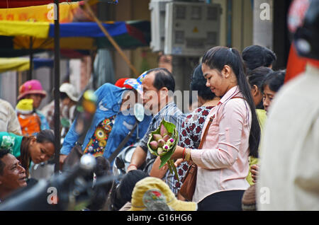 Eine Blumenverkäuferin in den Markt von Kratie, Kambodscha Stockfoto