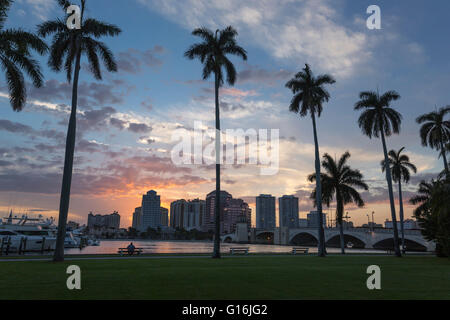 WEST PALM BEACH SKYLINE VOM LAKE DRIVE PARK PALM BEACH FLORIDA USA Stockfoto